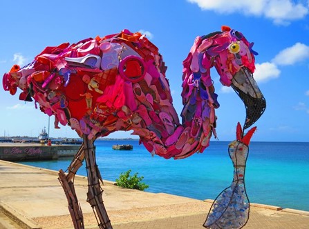 Kunstwerk van Maria Koijck van plastic afval op Bonaire